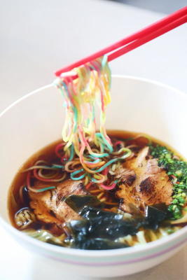 บะหมี่สายรุ้ง ซู้ดเส้นหลากสี