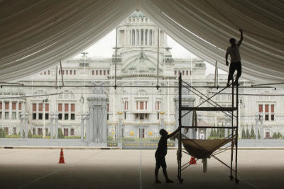 12.30 จนท.เร่งดำเนินการประดับตกแต่งเต็นท์ที่ใช้จัดงาน “รวมใจเป็นหนึ่งเดียว United as One” ณ พระลานพระราชวังดุสิตณ พระลานพระราชวังดุสิต