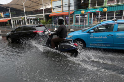 ฝนถล่มกรุงบ่ายวันอาทิตย์