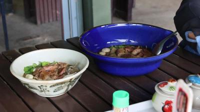 ก๋วยเตี๋ยวตุ๋นชามอ่าง น้ำซุปรสเด็ด อิ่มอร่อยจุใจ