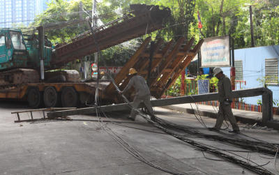 รถพ่วงเกี่ยวเสาไฟล้มระนาว