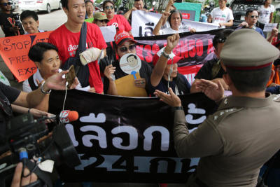 นักเคลื่อนไหวเพื่อประชาธิปไตย จัดกิจกรรมหน้าทำเนียบ
