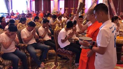 ทำบุญสืบชะตา 13 หมูป่า ก่อนไปดูโอลิมปิกอาร์เจนติน่า