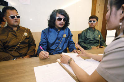 10.00 น.สมบัติ บุญงามอนงค์ หัวหน้าพรรคเกียน เดินทางมายังสำนักงานคณะกรรมการเลือกตั้ง (กกต.) รับเอกสารจดแจ้งชื่อพรรค