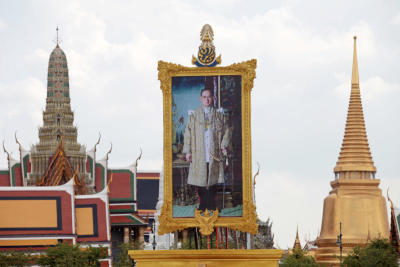 ติดตั้งพระบรมฉายาลักษณ์พระบาทสมเด็จพระปรมินทรมหาภูมิพลอดุลยเดช บรมนาถบพิตร สนามหลวง