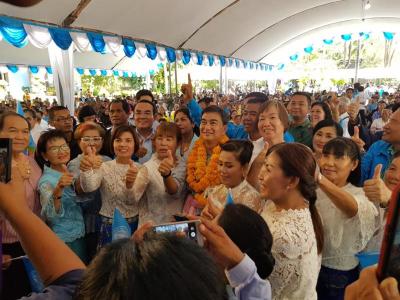 “อภิสิทธิ์ เวชชาชีวะ” ลุยหาเสียงเลือกตั้งหัวหน้าพรรค ปชป.ที่เมืองคอน ชูนโยบายกระตุ้นภาพรวมเศรษฐกิจและพัฒนาประเทศ