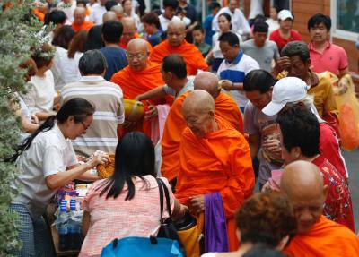 ชาวพุทธร่วมตักบาตรเทโวฯ เนืองแน่นวัดสระเกศอิ่มบุญหลังออกพรรษา