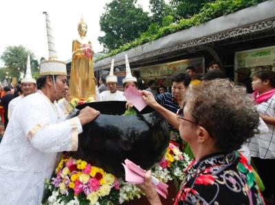 ชาวพุทธร่วมตักบาตรเทโวฯ เนืองแน่นวัดสระเกศอิ่มบุญหลังออกพรรษา