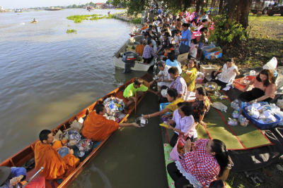 ชาวปทุมฯร่วมตักบาตรพระร้อยทางเรือและประเพณีลำพาข้าวสาร สานต่อวัฒนธรรมลุ่มแม่น้ำเจ้าพระยา