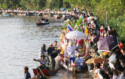 Alms-offering on Lam Pla Thiu
