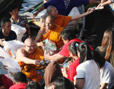 Alms-offering on Lam Pla Thiu