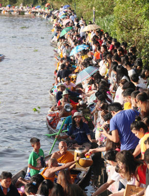 วัดสุทธาโภชน์จัดงานประเพณีตักบาตพระร้อยทางเรือ (มอญลาดกระบัง)