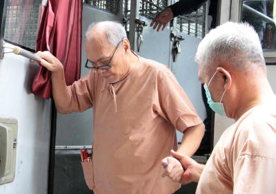 รศ.ดร.นายสวัสดิ์ ศาลนัดฟังคำพิพากษา
