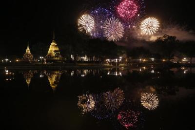 งานประเพณีลอยกระทง เผาเทียน เล่นไฟ จังหวัดสุโขทัย ประจำปี 2561