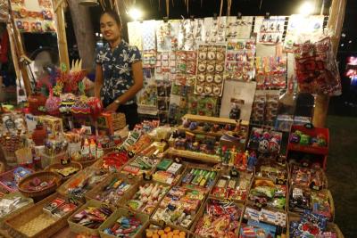 งานประเพณีลอยกระทง เผาเทียน เล่นไฟ จังหวัดสุโขทัย ประจำปี 2561