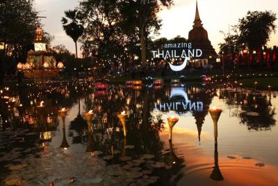 งานประเพณีลอยกระทง เผาเทียน เล่นไฟ จังหวัดสุโขทัย ประจำปี 2561