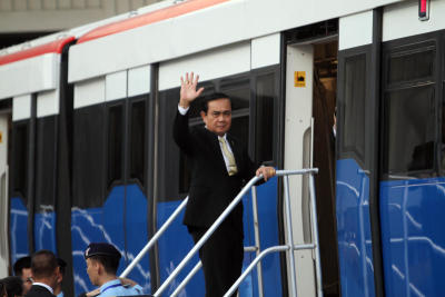‘บิ๊กตู่’ กดปุ่มรถไฟฟ้า สายสีเขียวพร้อมให้นั่งฟรี 4 เดือน