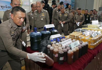 2 foreigners, 2 Thais held in cannabis oil smuggling bust