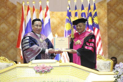 มหาวิทยาลัยรังสิตมอบปริญญาศิลปศาสตรดุษฎีบัณฑิตกิตติมศักดิ์ แด่ ดร.มหาธีร์ บิน โมฮัมหมัด นายกรัฐมนตรีมาเลเซีย