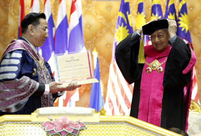 มหาวิทยาลัยรังสิตมอบปริญญาศิลปศาสตรดุษฎีบัณฑิตกิตติมศักดิ์ แด่ ดร.มหาธีร์ บิน โมฮัมหมัด นายกรัฐมนตรีมาเลเซีย