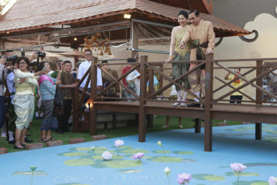 ‘บิ๊กตู่’ ควงภริยาแต่งชุดไทยชมงานอุ่นไอรัก