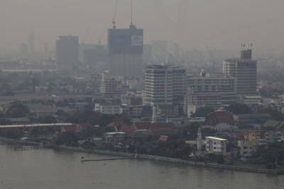 ภาพบรรยากาศมุมสูงของกรุงเทพมหานครฯ ที่ถูกปกคลุมด้วยหมอกขาว และบรรยากาศประชาชนนำหน้ากากอนามัยมาสวมใส่