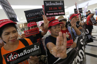 กลุ่มคนอยากเลือกตั้งยื่นหนังสือต่อ กกต. เรื่องวันเลือกตั้ง