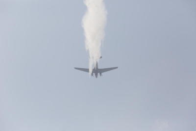 กองทัพอากาศจัดเครื่องบิน BT-67 โปรยละอองน้ำเพื่อบรรเทาปัญหาฝุ่น