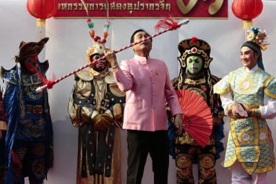 นายกฯ โชว์รำทวนงิ้วเปลี่ยนหน้ากากไทย