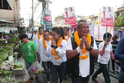 นายจตุพร พรหมพันธุ์ ผู้ช่วยหาเสียงพรรคเพื่อชาติ พร้อมด้วย นางวีรินทร์ ตันเสรีสกุล ผู้สมัคร ส.ส.กทม. เขตลาดพร้าว เขตวังทองหลาง