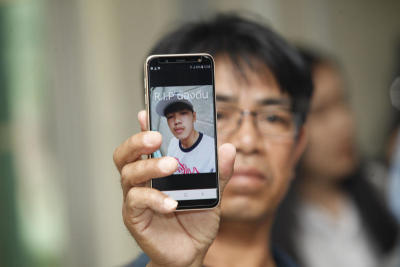 พ่อ-แม่ และครอบครัวของ นายหัสดีน ไชยเพ็งจันทร์ นักเรียนช่างกล อายุ 18 ปี ที่โดนอุ้มฆ่าทิ้งศพหมกป่า ใน จ.ฉะเชิงเทรา เดินทางไปฟังผลชันสูตร และ รับศพที่ นิติเวช รพ.ตำรวจ