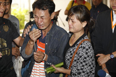 พ่อ-แม่ และครอบครัวของ นายหัสดีน ไชยเพ็งจันทร์ นักเรียนช่างกล อายุ 18 ปี ที่โดนอุ้มฆ่าทิ้งศพหมกป่า ใน จ.ฉะเชิงเทรา เดินทางไปฟังผลชันสูตร และ รับศพที่ นิติเวช รพ.ตำรวจ