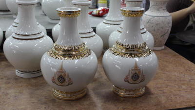 คนโทบรรจุน้ำศักดิ์สิทธิ์ในพิธีพลีกรรม