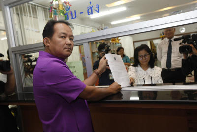 นายศรีสุวรรณ จรรยา เลขาธิการองการพิทักษ์รัฐธรรมนูญยื่นหนังสือกรณีบัตรเลือกตั้งล่าช้าจากนิวซีแลนด์และแถลงกรณี กกต.ไม่นับคะแนนที่ผู้มีสิทธิ์เลือกตั้งจากนิวซีแลนด์ และพร้อมล่ารายชื่อถอดถอน กกต.