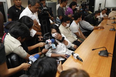 ตำรวจท่องเที่ยว บก.ปอท. และ จนท.ศปอส.ตร. แถลงข่าวการดำเนินคดีกับกลุ่มผู้ต้องหาที่มีพฤติกรรมเผยแพร่หรือส่งต่อข้อความ ข่าวสารอันเป็นเท็จ โดยมีเนื้อหาพาดหัวข่าวว่า “ปลดด่วน 2กกต.สลับรถขนบัตรเลือกตั้ง ยัดบัตรผี 600,000 ใบสลับรถในโรงรถ