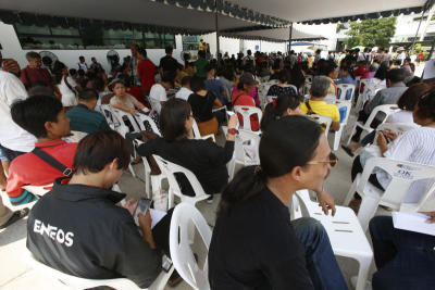 12.00 น.ประชาชนจำนวนมากเดินทางมายื่นแจ้งครอบครองกัญชาในวันสุดท้าย ที่ศูนย์บริการผลิตภัณฑ์สุขภาพเบ็ดเสร็จ กระทรวงสาธารณสุข