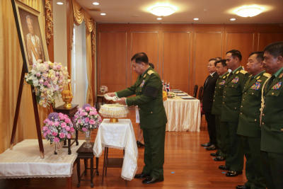 พลเอก อาวุโส Min Aung Hliang ผู้บัญชาการทหารสูงสุดเมียนมา เดินทางมาลงนามแสดงความเสียใจ อาลัย พลเอกเปรม ที่ ทำเนียบองคมนตรี