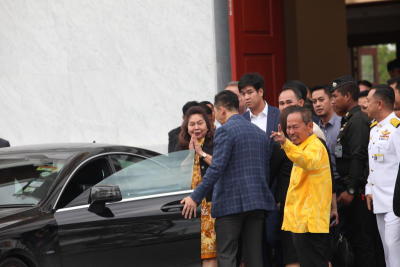 นางนาที รัชกิจประการ
