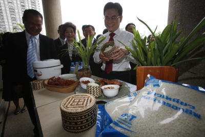 ปล่อยคาราวานข้าวเหนียวบรรจุถุง โครงการลดภาระค่าครองชีพผู้บริโภคข้าวเหนียว ณ บริเวณหน้าวงเวียนริมน้ำ กระทรวงพาณิชย์