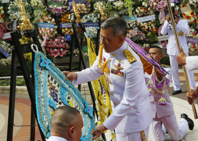 พระบาทสมเด็จพระเจ้าอยู่หัวพร้อมด้วยสมเด็จพระนางเจ้าฯ พระบรมราชินี เสด็จพระราชดำเนินไปทรงวางพวงมาลา เนื่องใน“วันมหิดล” ประจำปี 2562