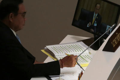 Budget bill hangs in balance