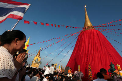 ประเพณีห่มผ้าแดง ถวายองค์พระบรมบรรพต (ภูเขาทอง)