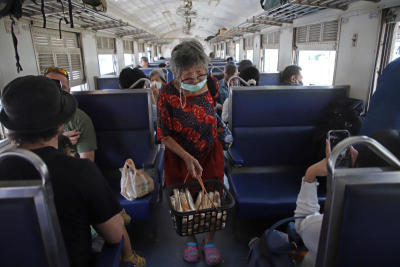 วิถีชีวิต คุณยาย ศิรินันท์ สมหวัง วัย 82 ปี ไม่ย้อท้อสู้ชีวิต เดินขายแซนด์วิชบนรถไฟทุกวัน แม้อายุมากแล้ว ยังขยันทำกิน ที่ชุมทางบางซื่อ