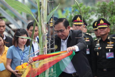 นายกรัฐมนตรี หมู่บ้านประชาร่วมใจ 2 ลงเสาเข็มสร้างหมู่บ้านบ้านมั่นคง ริมคลองเปรมประชากร
