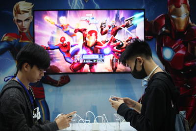 Virus, lack of 5G weigh down smartphone market