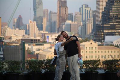 นักท่องเที่ยวมาถ่ายรูป ชมวิวกรุงเทพมหานครและแม่น้ำเจ้าพระยาที่ Icon Siam