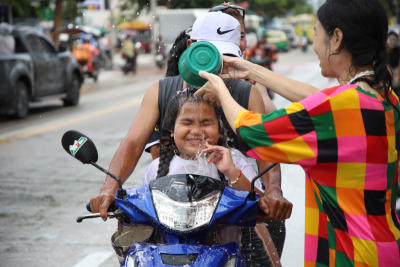 บรรยากาศการเล่นสงกรานต์ที่ซอย ลาดพร้าว101