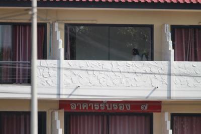 คนไทยที่กลับมาจากเมืองอู่ฮั่นประเทศจีนกำลังพักผ่อนยังห้องพักของอาคารรับรอง