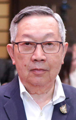 Suthikiati bestowed royal gong