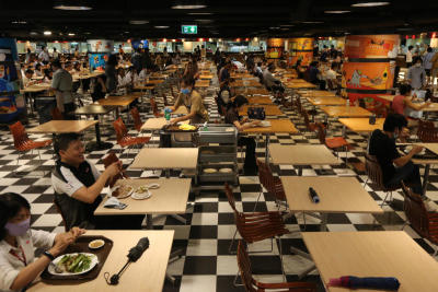 ตึกสินธรจัดวาง โต๊ะกินข้าว สร้างระยะห่าง ตามมาตราการสร้างระยะห่างทางสังคม